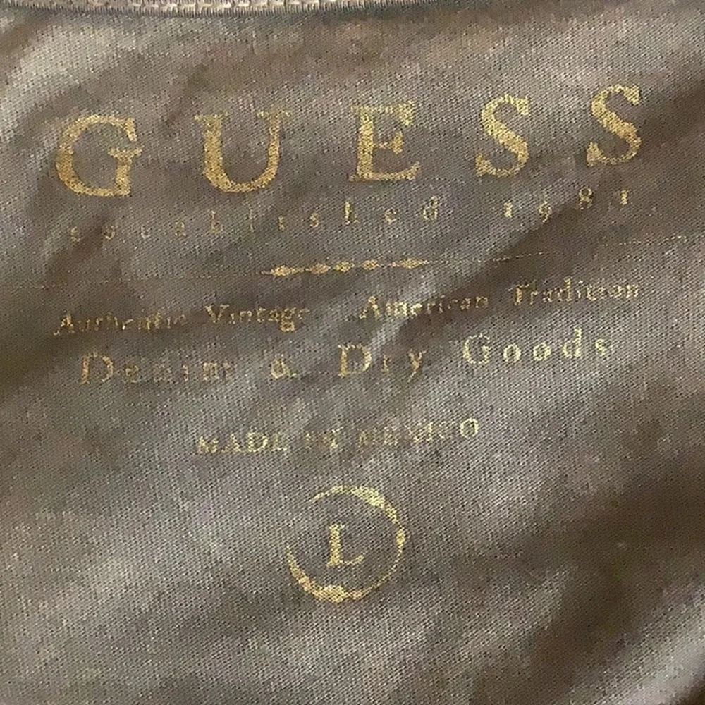 Guess Size Large V-Neck Graphic Tee. Preloved - Picture 4 of 5